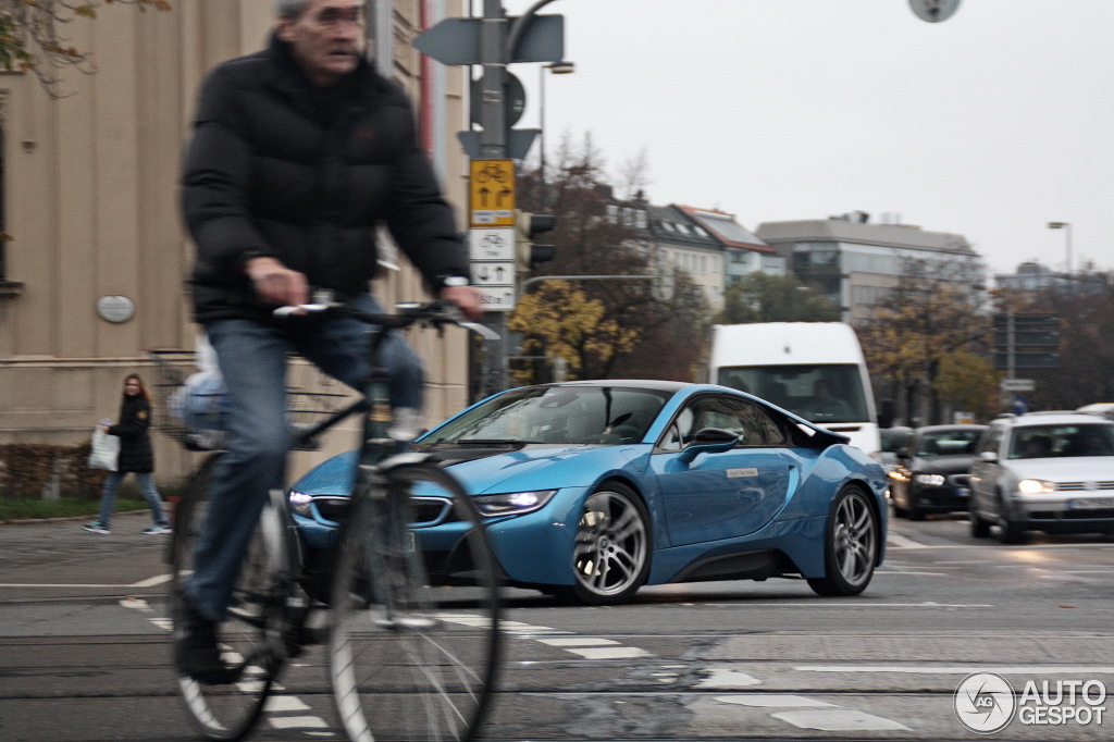 Name:  bmw-i8-protonicblue-4.jpg
Views: 9376
Size:  200.1 KB